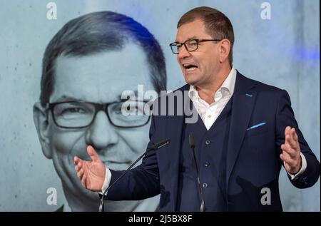 Gmund Am Tegernsee, Deutschland. 22. April 2022. Markus Duesmann, Vorsitzender des Vorstands der Audi AG, spricht beim Ludwig-Erhard-Gipfel. An dem zweitägigen Gipfel nehmen Vertreter aus Wirtschaft, Politik, Wissenschaft und Medien Teil. Kredit: Peter Kneffel/dpa/Alamy Live Nachrichten Stockfoto