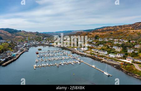 Luftaufnahme von Tarbert Dorf und Hafen in Argyll und Bute, Schottland, Großbritannien Stockfoto