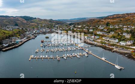 Luftaufnahme von Tarbert Dorf und Hafen in Argyll und Bute, Schottland, Großbritannien Stockfoto