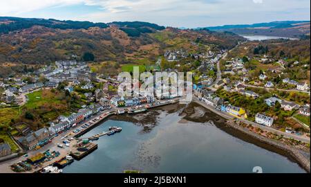 Luftaufnahme von Tarbert Dorf und Hafen in Argyll und Bute, Schottland, Großbritannien Stockfoto