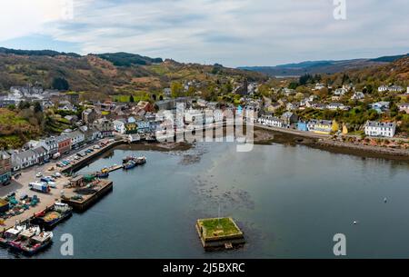 Luftaufnahme von Tarbert Dorf und Hafen in Argyll und Bute, Schottland, Großbritannien Stockfoto