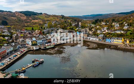 Luftaufnahme von Tarbert Dorf und Hafen in Argyll und Bute, Schottland, Großbritannien Stockfoto