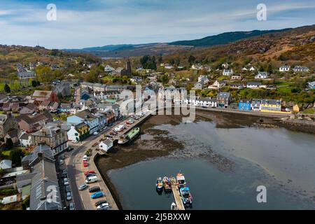 Luftaufnahme von Tarbert Dorf und Hafen in Argyll und Bute, Schottland, Großbritannien Stockfoto