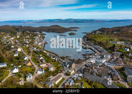 Luftaufnahme von Tarbert Dorf und Hafen in Argyll und Bute, Schottland, Großbritannien Stockfoto