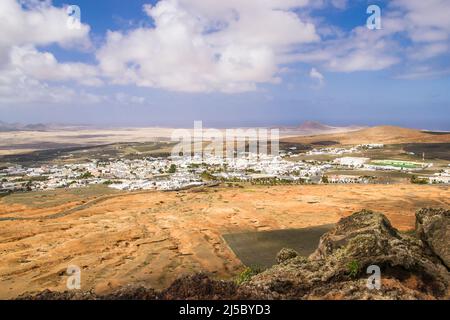 Vogelperspektive von Teguise auf Lanzarote, aufgenommen vom nahegelegenen Vulkan (Guanapay) Diese wurde vom Rand des Bergrückens um den Vulkan aufgenommen. Stockfoto