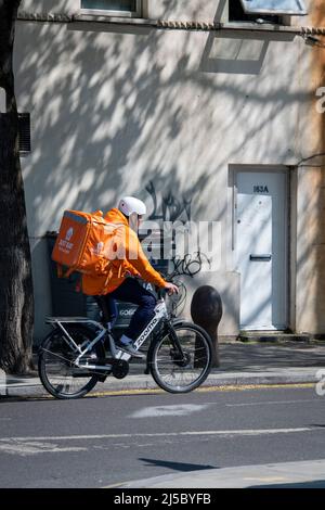 Essen Sie einfach Lieferfahrer auf einem Fahrrad Stockfoto