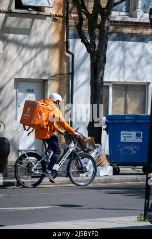 Essen Sie einfach Lieferfahrer auf einem Fahrrad Stockfoto