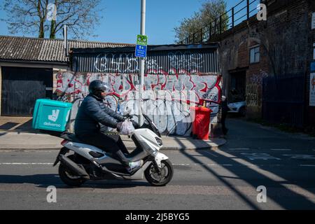 Ein deliveroo Roller an einem sonnigen Tag in Peckham Rye Stockfoto