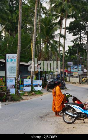 Traditionelle thailändische Almosengabe Mönche und Novizen Prozession auf der Straße für Reisende und Einheimische reisen besuchen Respekt beten und legen Speiseangebote an Stockfoto