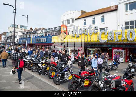 Southend Shakedown 2022 Motorradtreffen in Southend on Sea, Essex, Großbritannien. Reihen von Motorrädern Reihen sich vor den Vergnügungsparks am Meer aneinander Stockfoto