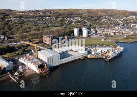 Greenock, Schottland, Großbritannien. 22. April 2022. IM BILD: Glen Sannox Fähre, die noch in der Fertigung liegt, spät und über Budget inmitten neuer Kontroversen über Zahlungen und Beschaffungsprozesse. Luftdrohnenaufnahmen des Ferguson Marine Ship Yard in Greenock mit der Fähre Glen Sannox. Quelle: Colin Fisher/Alamy Live News Stockfoto