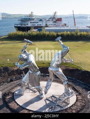 Greenock, Schottland, Großbritannien. 22. April 2022. IM BILD: Glen Sannox Fähre, die noch in der Fertigung liegt, spät und über Budget inmitten neuer Kontroversen über Zahlungen und Beschaffungsprozesse. Luftdrohnenaufnahmen des Ferguson Marine Ship Yard in Greenock mit der Fähre Glen Sannox. Quelle: Colin Fisher/Alamy Live News Stockfoto