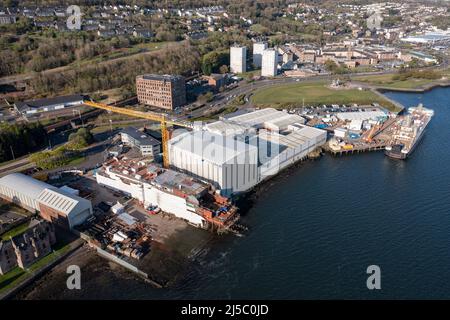 Greenock, Schottland, Großbritannien. 22. April 2022. IM BILD: Glen Sannox Fähre, die noch in der Fertigung liegt, spät und über Budget inmitten neuer Kontroversen über Zahlungen und Beschaffungsprozesse. Luftdrohnenaufnahmen des Ferguson Marine Ship Yard in Greenock mit der Fähre Glen Sannox. Quelle: Colin Fisher/Alamy Live News Stockfoto