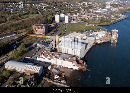 Greenock, Schottland, Großbritannien. 22. April 2022. IM BILD: Glen Sannox Fähre, die noch in der Fertigung liegt, spät und über Budget inmitten neuer Kontroversen über Zahlungen und Beschaffungsprozesse. Luftdrohnenaufnahmen des Ferguson Marine Ship Yard in Greenock mit der Fähre Glen Sannox. Quelle: Colin Fisher/Alamy Live News Stockfoto