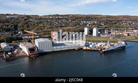 Greenock, Schottland, Großbritannien. 22. April 2022. IM BILD: Glen Sannox Fähre, die noch in der Fertigung liegt, spät und über Budget inmitten neuer Kontroversen über Zahlungen und Beschaffungsprozesse. Luftdrohnenaufnahmen des Ferguson Marine Ship Yard in Greenock mit der Fähre Glen Sannox. Quelle: Colin Fisher/Alamy Live News Stockfoto