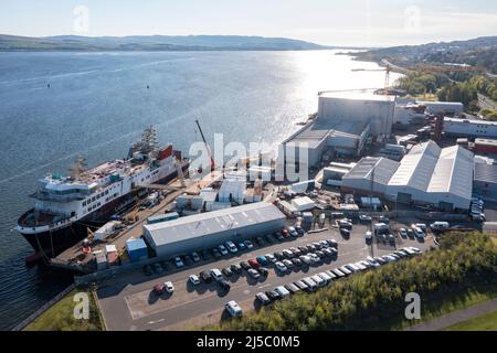 Greenock, Schottland, Großbritannien. 22. April 2022. IM BILD: Glen Sannox Fähre, die noch in der Fertigung liegt, spät und über Budget inmitten neuer Kontroversen über Zahlungen und Beschaffungsprozesse. Luftdrohnenaufnahmen des Ferguson Marine Ship Yard in Greenock mit der Fähre Glen Sannox. Quelle: Colin Fisher/Alamy Live News Stockfoto