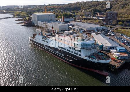 Greenock, Schottland, Großbritannien. 22. April 2022. IM BILD: Glen Sannox Fähre, die noch in der Fertigung liegt, spät und über Budget inmitten neuer Kontroversen über Zahlungen und Beschaffungsprozesse. Luftdrohnenaufnahmen des Ferguson Marine Ship Yard in Greenock mit der Fähre Glen Sannox. Quelle: Colin Fisher/Alamy Live News Stockfoto