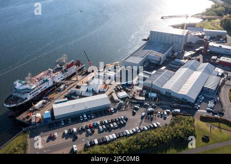 Greenock, Schottland, Großbritannien. 22. April 2022. IM BILD: Glen Sannox Fähre, die noch in der Fertigung liegt, spät und über Budget inmitten neuer Kontroversen über Zahlungen und Beschaffungsprozesse. Luftdrohnenaufnahmen des Ferguson Marine Ship Yard in Greenock mit der Fähre Glen Sannox. Quelle: Colin Fisher/Alamy Live News Stockfoto