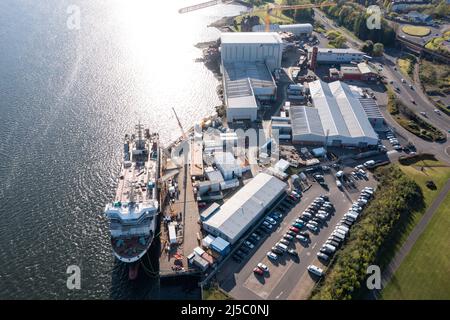 Greenock, Schottland, Großbritannien. 22. April 2022. IM BILD: Glen Sannox Fähre, die noch in der Fertigung liegt, spät und über Budget inmitten neuer Kontroversen über Zahlungen und Beschaffungsprozesse. Luftdrohnenaufnahmen des Ferguson Marine Ship Yard in Greenock mit der Fähre Glen Sannox. Quelle: Colin Fisher/Alamy Live News Stockfoto