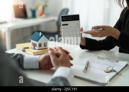 Immobilienmakler zeigt finanzielle Rate zu Hause Darlehen für unterzeichnen Vereinbarung Kunde den Vertrag legal, Home Sales und Home Insurance Konzept. Stockfoto