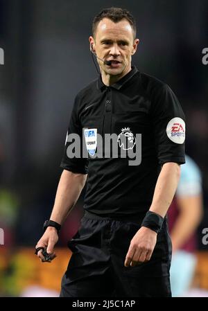 Burnley, Großbritannien. 21.. April 2022. Schiedsrichter Stuart Attwell beim Premier League-Spiel in Turf Moor, Burnley. Bildnachweis sollte lauten: Andrew Yates / Sportimage Kredit: Sportimage/Alamy Live News Stockfoto