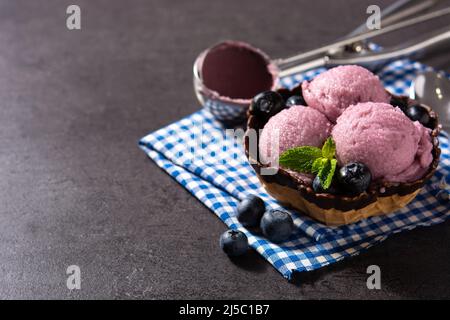 Heidelbeer-Eislöffel auf schwarzem Schiefer-Hintergrund Stockfoto