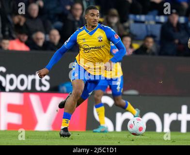 Burnley, Großbritannien. 21.. April 2022. Yan Valery aus Southampton während des Spiels der Premier League in Turf Moor, Burnley. Bildnachweis sollte lauten: Andrew Yates / Sportimage Kredit: Sportimage/Alamy Live News Stockfoto