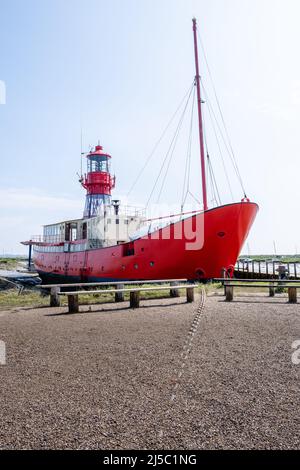 Das Trinity Light Ship liegt in der Tollesbury Marina am Fluss Blackwater und den Salt Marshes von Tollesbury direkt vor der malerischen Villa von Essex Stockfoto