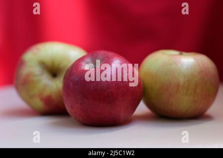 Rote Äpfel liegen auf einem weißen Tisch. Hochwertige Fotos Stockfoto