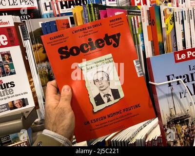 Paris, Frankreich - 11. Apr 2022: Mann kauft am Pressekioské Pressezeitung des Society Magazins mit dem jungen russischen Präsidenten Wladimir Putin und titeln einen Spion namens Putin - auf der anderen Seite Stockfoto