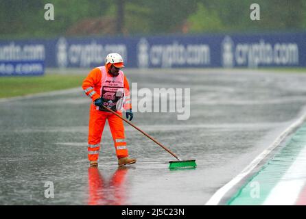 Ein Mitarbeiter arbeitet daran, überschüssiges Wasser vor dem Training 1 des Grand Prix der Emilia Romagna auf der Rennstrecke Autodromo Internazionale Enzo e Dino Ferrari in Italien, besser bekannt als Imola, von der Strecke zu entfernen. Bilddatum: Freitag, 22. April 2022. Stockfoto