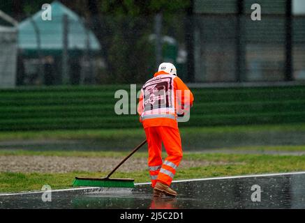 Ein Mitarbeiter arbeitet daran, überschüssiges Wasser vor dem Training 1 des Grand Prix der Emilia Romagna auf der Rennstrecke Autodromo Internazionale Enzo e Dino Ferrari in Italien, besser bekannt als Imola, von der Strecke zu entfernen. Bilddatum: Freitag, 22. April 2022. Stockfoto