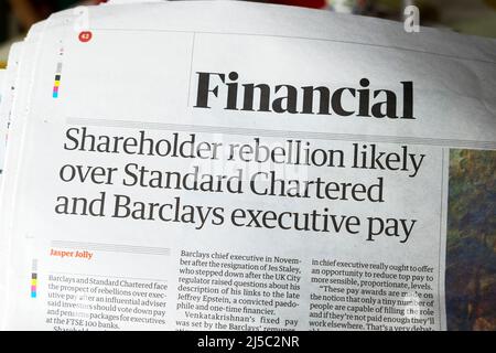 „Rebellion der Aktionäre wegen der Bezahlung von Standard Chartered und Barclays-Führungskräften wahrscheinlich“, titelte Financial Guardian am 15. April 2022 in London, Großbritannien Stockfoto