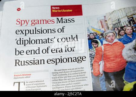 War in Ukraine die Zeitung Guardian titelte mit dem Titel "Spionagespiele Massenvertreibungen von "Diplomaten" könnten das Ende der Ära für russische Spionage sein" 15. April 2022 Stockfoto