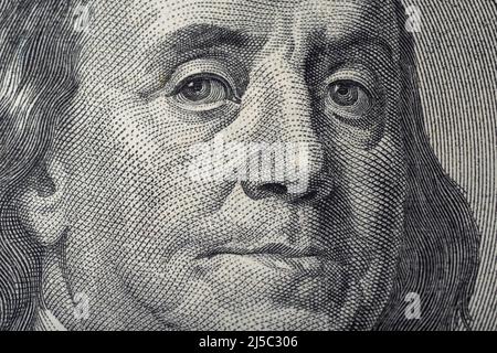 Porträt von Ben Franklin auf dem US-amerikanischen 100-Dollar-Schein im Makrobereich. Benjamin Franklin auf einer amerikanischen Banknote mit hundert Dollar. Stockfoto