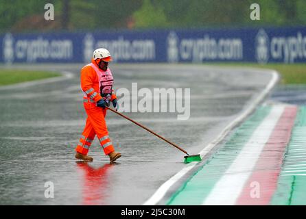 Ein Mitarbeiter arbeitet daran, überschüssiges Wasser vor dem Training 1 des Grand Prix der Emilia Romagna auf der Rennstrecke Autodromo Internazionale Enzo e Dino Ferrari in Italien, besser bekannt als Imola, von der Strecke zu entfernen. Bilddatum: Freitag, 22. April 2022. Stockfoto