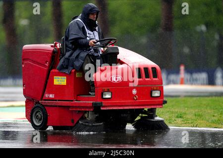 Ein Mitarbeiter arbeitet daran, überschüssiges Wasser vor dem Training 1 des Grand Prix der Emilia Romagna auf der Rennstrecke Autodromo Internazionale Enzo e Dino Ferrari in Italien, besser bekannt als Imola, von der Strecke zu entfernen. Bilddatum: Freitag, 22. April 2022. Stockfoto