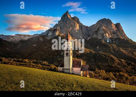 Seis am Schlern, Italien - die berühmte St. Valentin Kirche und der Schlernberg bei Sonnenuntergang. Idyllische Berglandschaft in den italienischen Dolomiten mit b Stockfoto