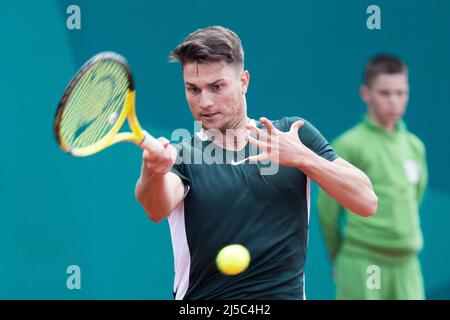 Belgrad, Serbien, 20.. April 2022. Miomir Kecmanovic aus Serbien spielt im Novak Tennis Center in Belgrad, Serbien, die Vorhand gegen John Millman aus Australien am dritten Tag des Serbia Open ATP 250 Turniers. 20. April 2022. Kredit: Nikola Krstic/Alamy Stockfoto