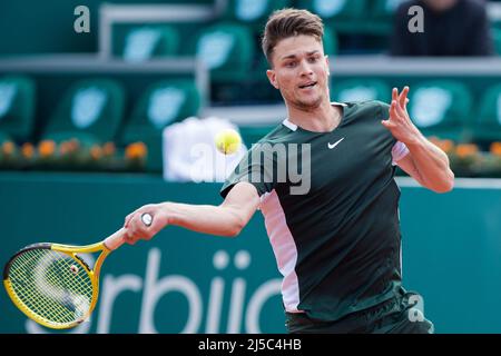 Belgrad, Serbien, 20.. April 2022. Miomir Kecmanovic aus Serbien spielt im Novak Tennis Center in Belgrad, Serbien, die Vorhand gegen John Millman aus Australien am dritten Tag des Serbia Open ATP 250 Turniers. 20. April 2022. Kredit: Nikola Krstic/Alamy Stockfoto