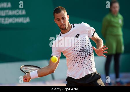 Belgrad, Serbien, 20.. April 2022. Laslo Djere aus Serbien kehrt am dritten Tag des Turniers Serbia Open ATP 250 im Novak Tennis Center in Belgrad, Serbien, gegen Novak Djokovic aus Serbien zurück. 20. April 2022. Kredit: Nikola Krstic/Alamy Stockfoto