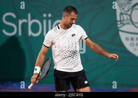 Belgrad, Serbien, 20.. April 2022. Laslo Djere aus Serbien reagiert auf Novak Djokovic aus Serbien am dritten Tag des Turniers Serbia Open ATP 250 im Novak Tennis Center in Belgrad, Serbien. 20. April 2022. Kredit: Nikola Krstic/Alamy Stockfoto