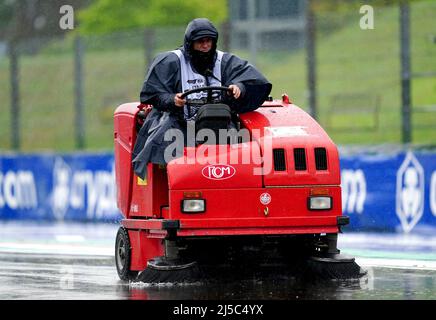 Ein Mitarbeiter arbeitet daran, überschüssiges Wasser vor dem Training 1 des Grand Prix der Emilia Romagna auf der Rennstrecke Autodromo Internazionale Enzo e Dino Ferrari in Italien, besser bekannt als Imola, von der Strecke zu entfernen. Bilddatum: Freitag, 22. April 2022. Stockfoto