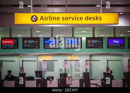 London, Großbritannien - 12. August 2021 - Schalter für den Service von Fluggesellschaften für Transferpassagiere am Flughafen London Heathrow Stockfoto