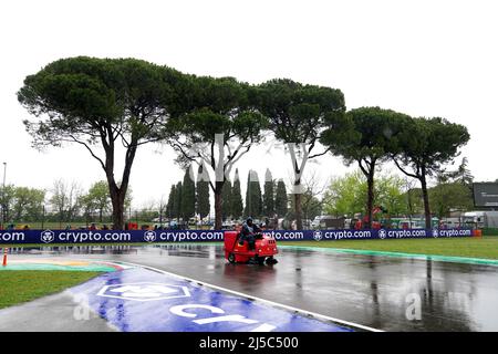 Ein Mitarbeiter arbeitet daran, überschüssiges Wasser vor dem Training 1 des Grand Prix der Emilia Romagna auf der Rennstrecke Autodromo Internazionale Enzo e Dino Ferrari in Italien, besser bekannt als Imola, von der Strecke zu entfernen. Bilddatum: Freitag, 22. April 2022. Stockfoto