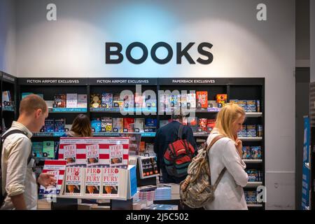 London, Großbritannien - 12. August 2021 - Reisende, die in einem Buchladen am Flughafen London Heathrow Terminal 5 stöbern Stockfoto
