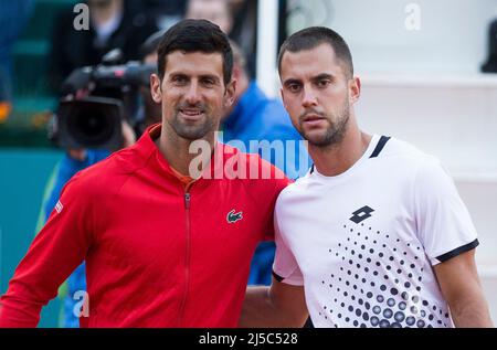 Belgrad, Serbien, 20.. April 2022. Novak Djokovic aus Serbien und Laslo Djere aus Serbien posieren für die Fotografen während des dritten Tages des Turniers Serbia Open ATP 250 im Novak Tenniszentrum in Belgrad, Serbien. 20. April 2022. Kredit: Nikola Krstic/Alamy Stockfoto