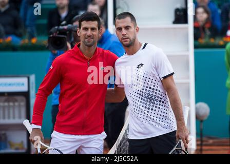 Belgrad, Serbien, 20.. April 2022. Novak Djokovic aus Serbien und Laslo Djere aus Serbien posieren für die Fotografen während des dritten Tages des Turniers Serbia Open ATP 250 im Novak Tenniszentrum in Belgrad, Serbien. 20. April 2022. Kredit: Nikola Krstic/Alamy Stockfoto