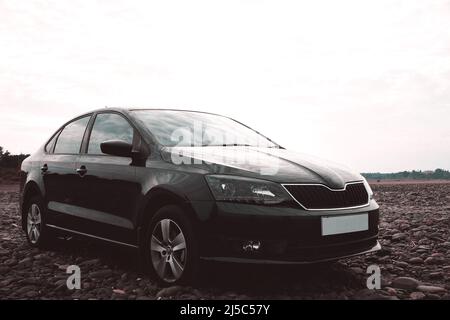 Black Sport Auto auf Fluss felsigen Straße. Schwarzes Auto Landschaft Stockbild. Stockfoto