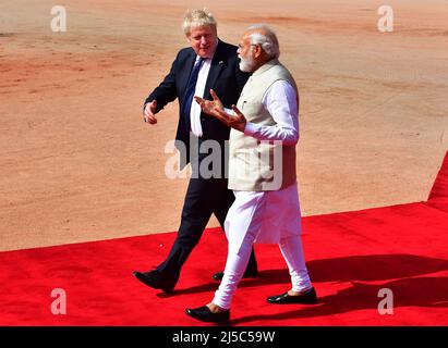 Neu-Delhi, Indien. 22.. April 2022. Der britische Premierminister Boris Johnson und der indische Premierminister Narendra Modi bei einem feierlichen Empfang im indischen Präsidentenpalast Rashtrapati Bhavan in Neu-Delhi. Quelle: PRASOU/Alamy Live News Stockfoto